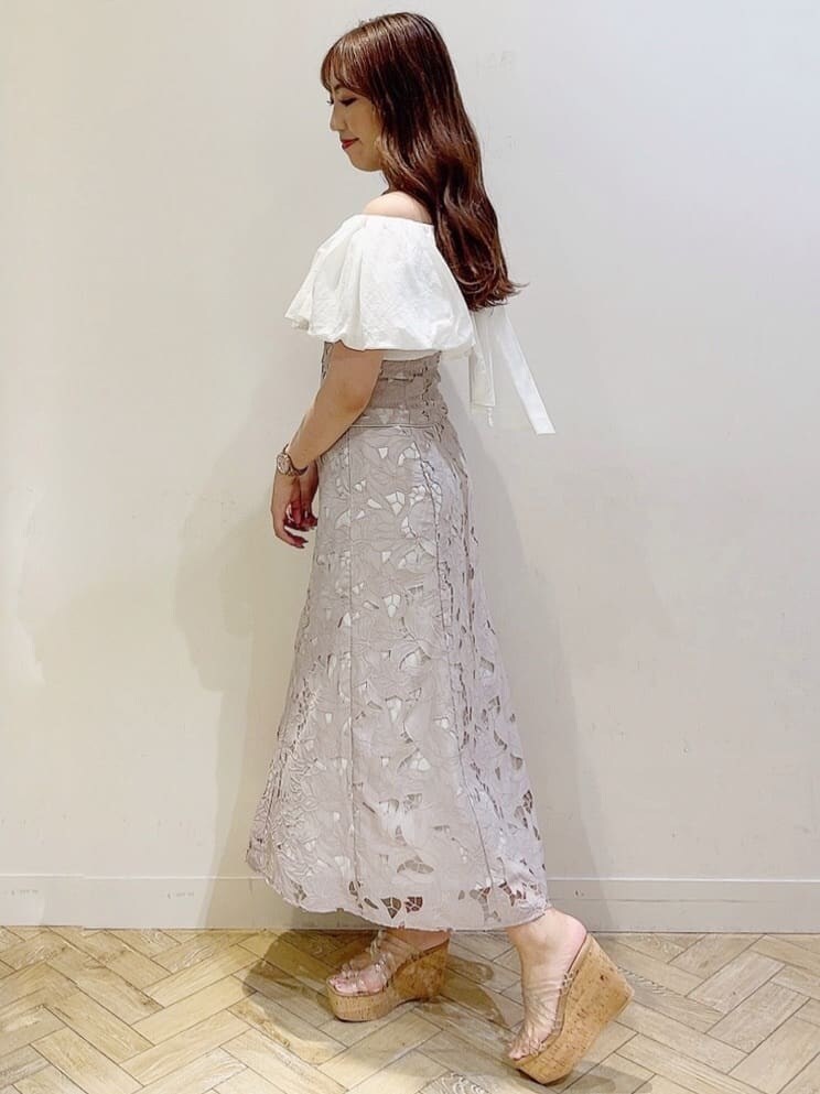 その他のサンダル、ベージュ系のスカート、ホワイト系のシャツ/ブラウスを着用したレディースの夏コーディネートの8枚目の写真