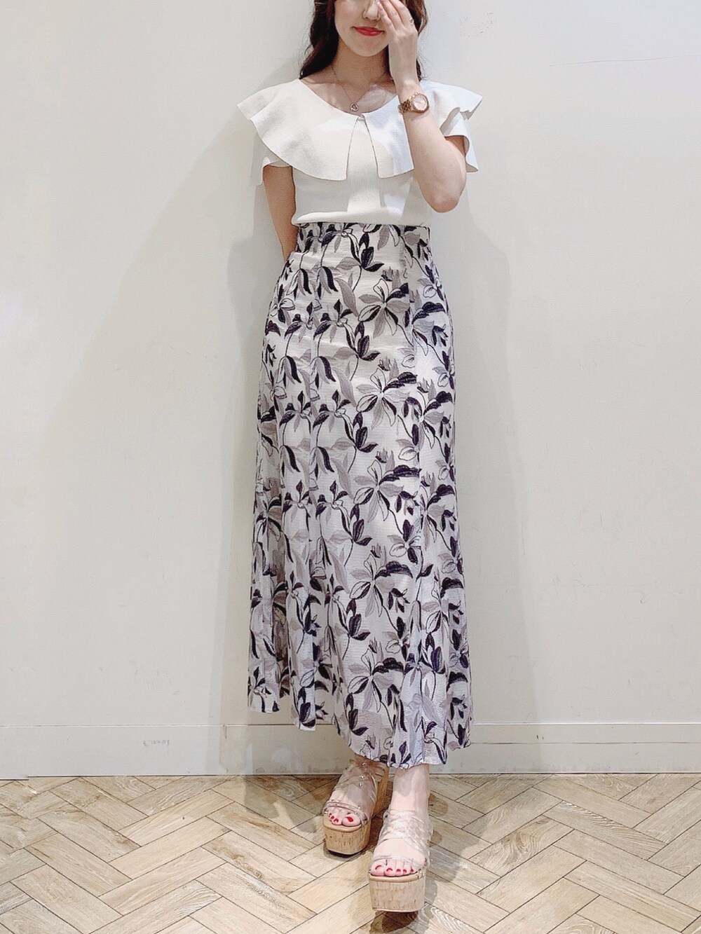 ホワイト系のニット/セーター、パープル系のスカート、その他のサンダルを着用したレディースの夏コーディネートの2枚目の写真