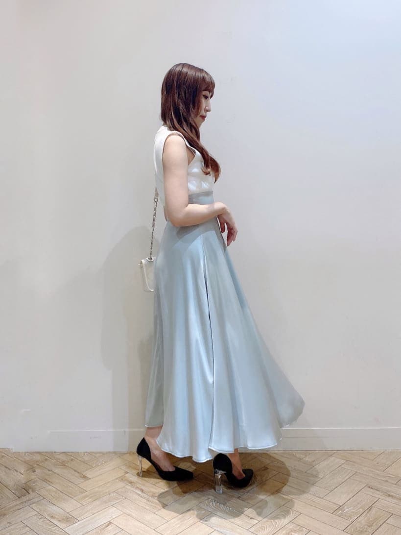 ブラック系のパンプス、グリーン系のワンピースを着用したレディースの夏コーディネートの5枚目の写真