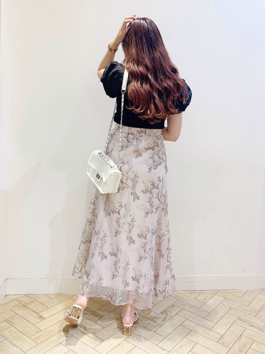 ホワイト系のサンダル、ピンク系のスカート、ブラック系のニット/セーターを着用したレディースの春コーディネートの4枚目の写真