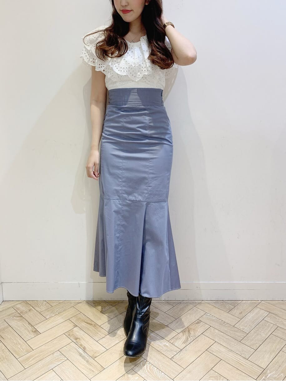 ホワイト系のシャツ/ブラウス、ブルー系のスカートを着用したレディースの冬コーディネートの2枚目の写真