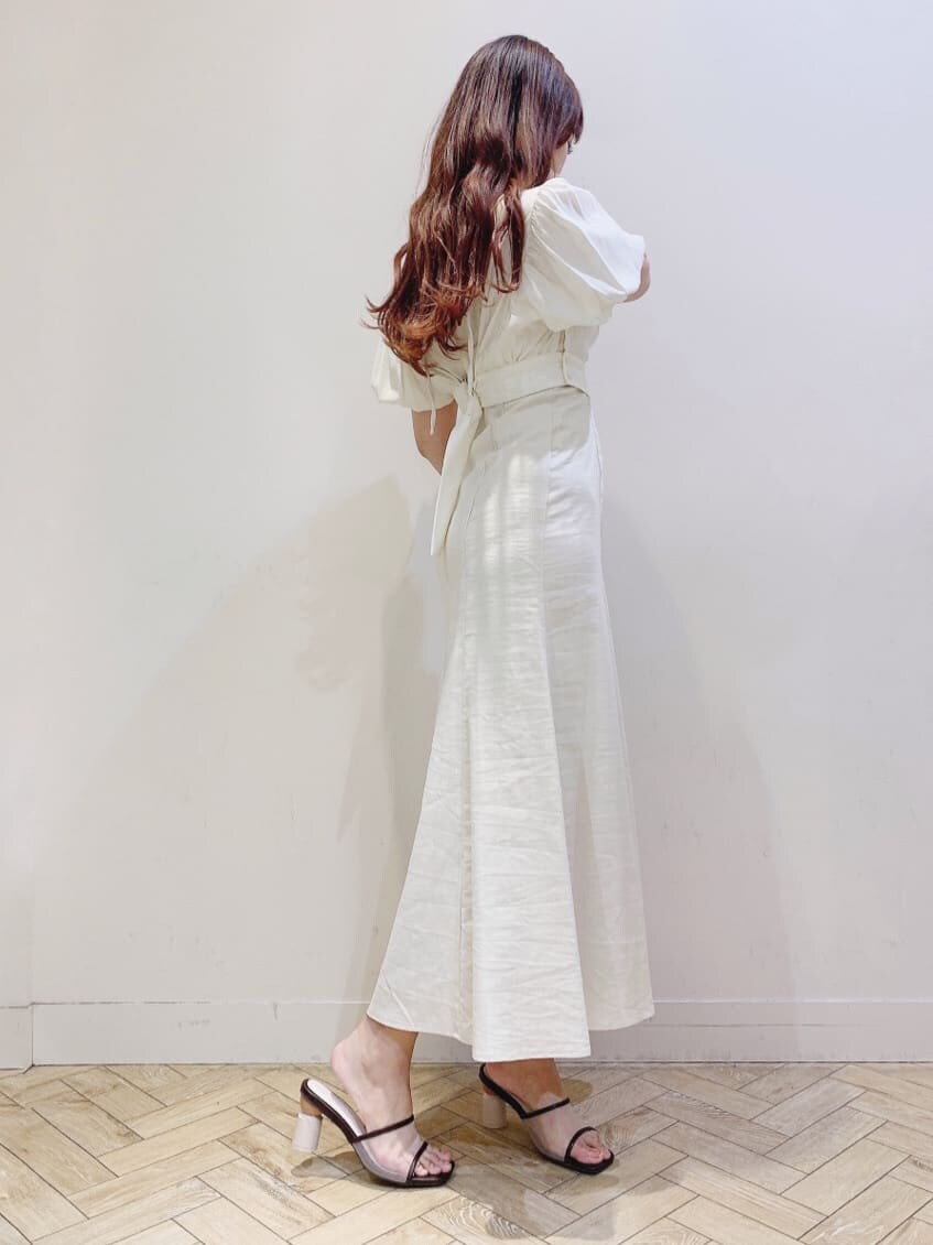 ホワイト系のワンピース、ブラウン系のサンダルを着用したレディースの春コーディネートの4枚目の写真