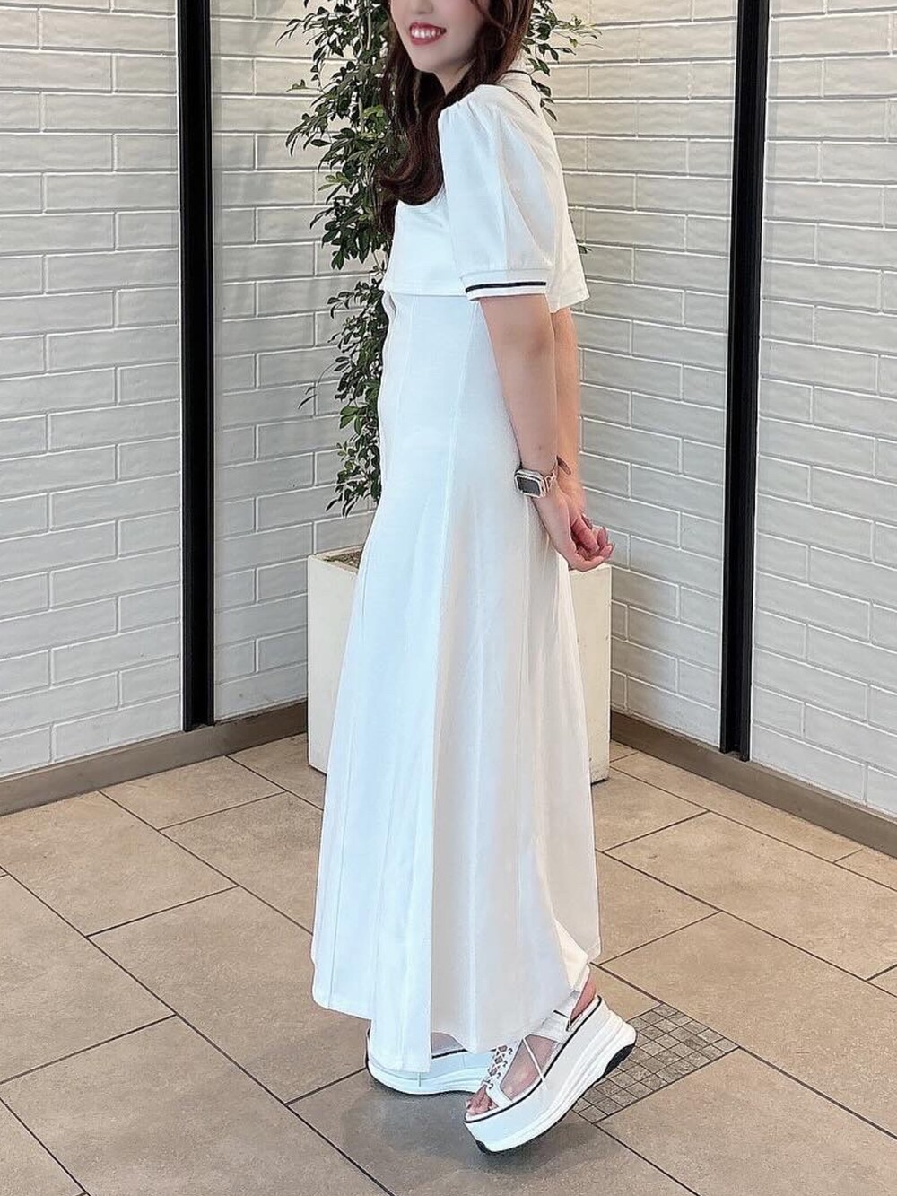 ホワイト系のワンピース、ホワイト系のサンダルを着用したレディースの夏コーディネートの3枚目の写真