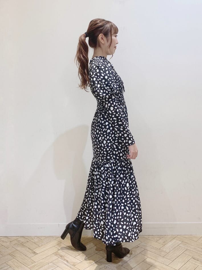 ブラック系のブーツ、ホワイト系のトレンチコート、ホワイト系のトレンチコートを着用したレディースの秋コーディネートの6枚目の写真