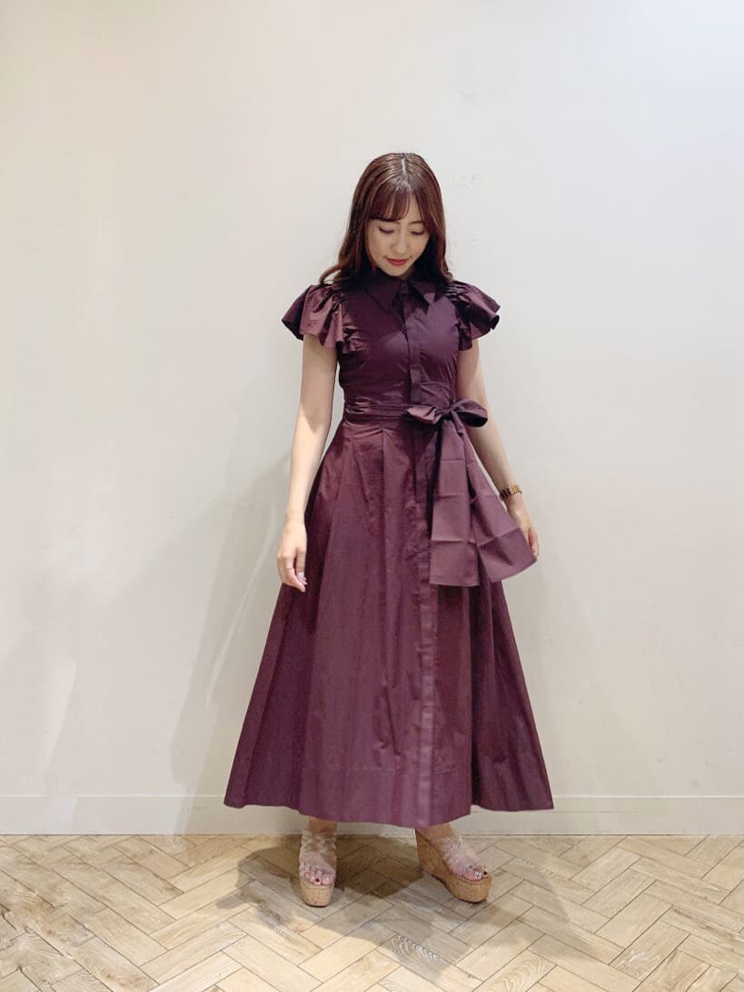 ブラウン系のワンピースを着用したレディースの夏コーディネートの8枚目の写真