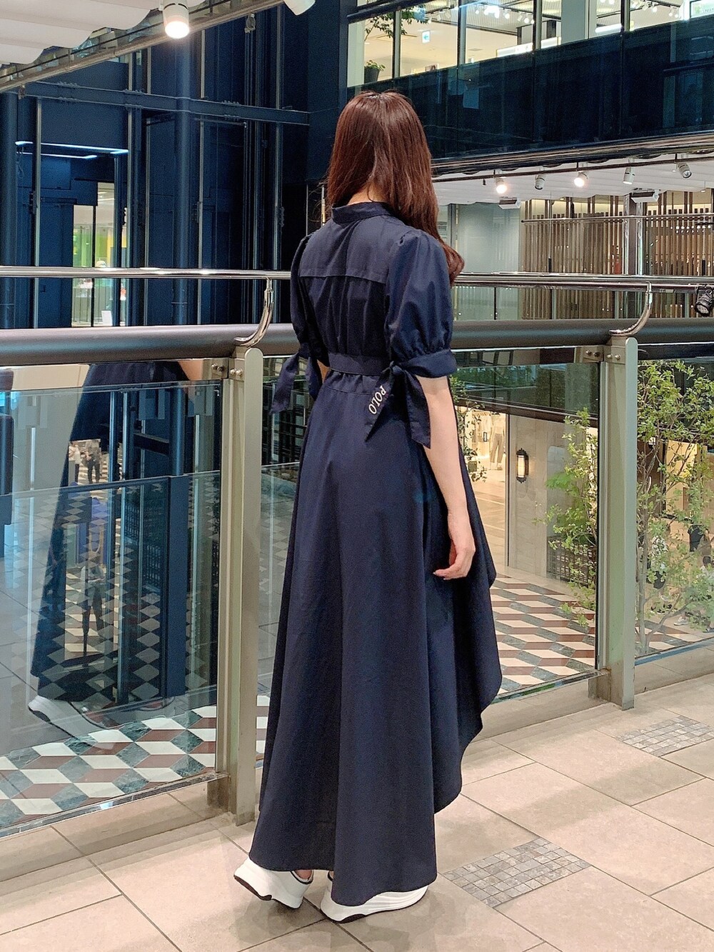 ブルー系のワンピース、ホワイト系のサンダルを着用したレディースの夏コーディネートの3枚目の写真