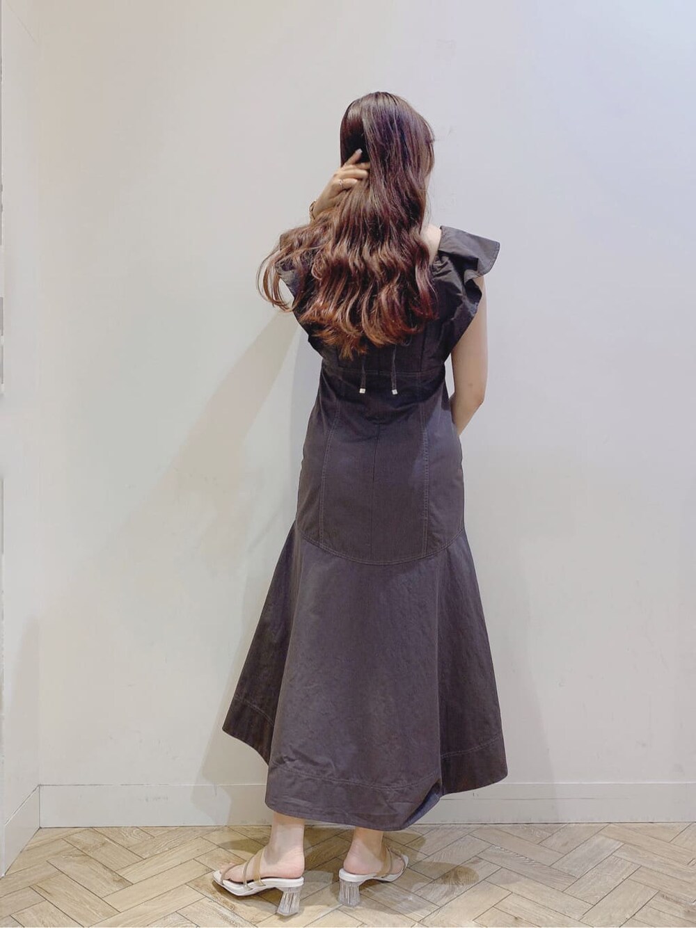 ベージュ系のサンダル、ブラウン系のワンピースを着用したレディースの春コーディネートの4枚目の写真