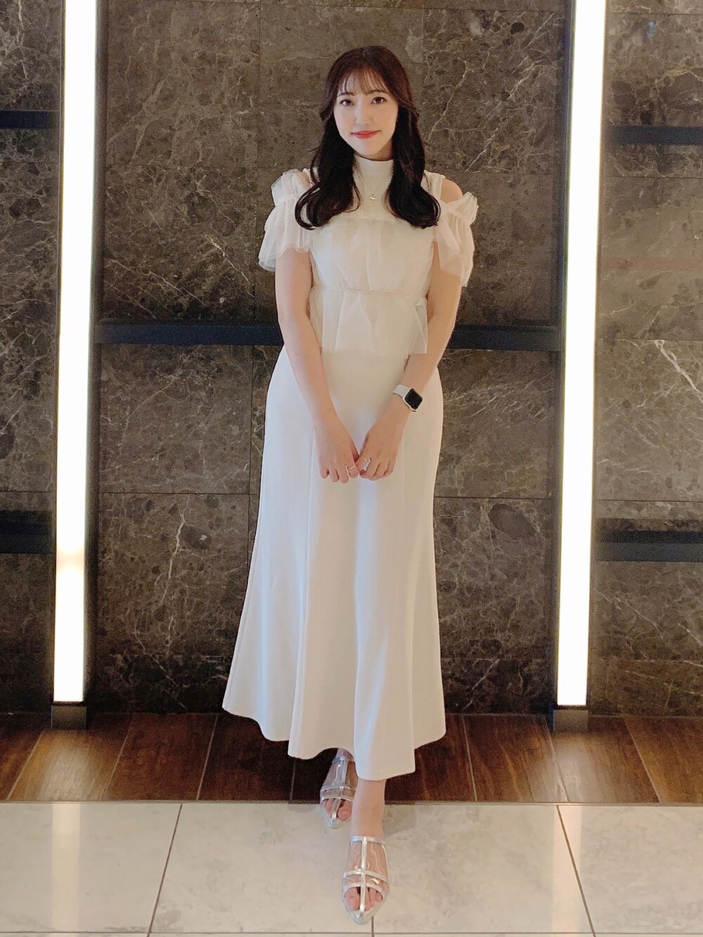 ホワイト系のワンピース、シルバー系のパンプスを着用したレディースの夏コーディネートの2枚目の写真