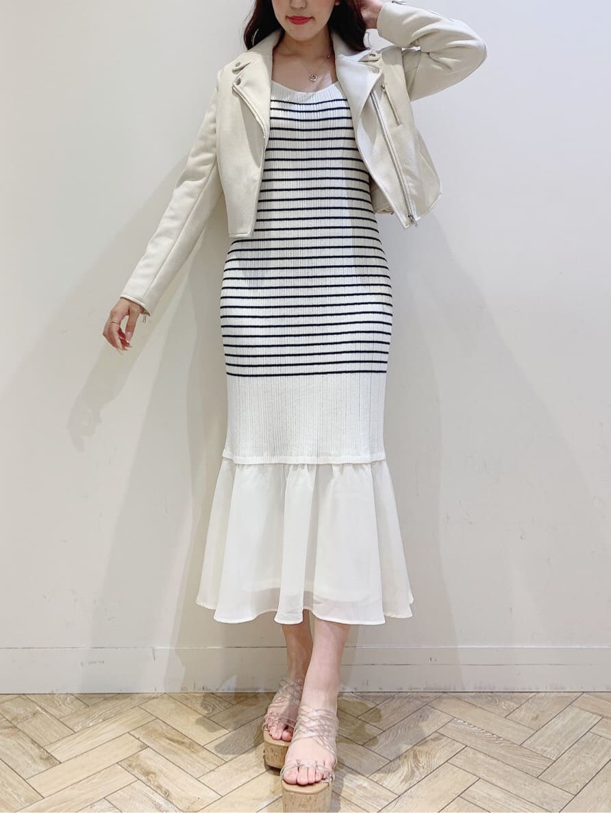 ホワイト系のテーラードジャケット、その他のサンダル、ホワイト系のワンピースを着用したレディースの春コーディネートの8枚目の写真