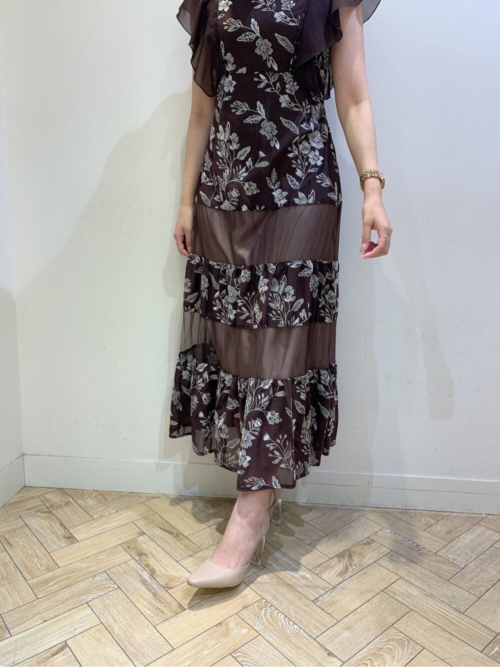 ベージュ系のパンプス、ブラウン系のワンピースを着用したレディースの冬コーディネートの5枚目の写真