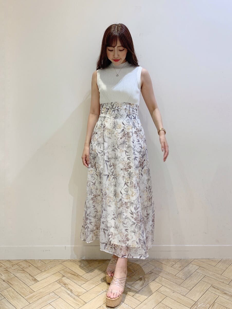 その他のサンダル、ホワイト系のワンピース、ホワイト系のカーディガン/ボレロを着用したレディースの夏コーディネートの2枚目の写真