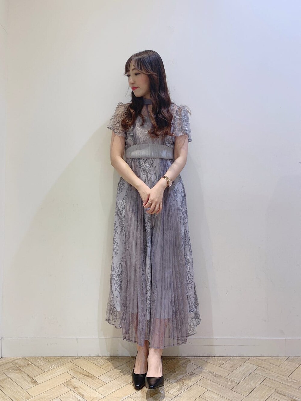 ブラック系のパンプス、パープル系のワンピースを着用したレディースの春コーディネートの3枚目の写真