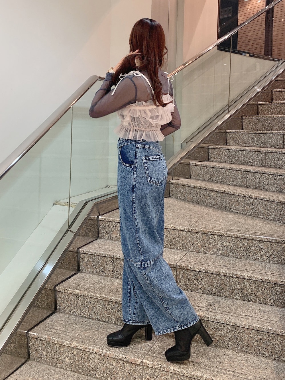 ピンク系のキャミソール、その他のデニムパンツ、ブラック系のブーツを着用したレディースの冬コーディネートの4枚目の写真