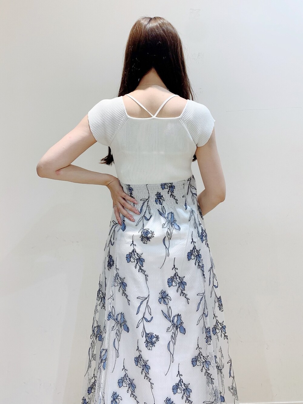 ホワイト系のワンピースを着用したレディースの夏コーディネートの6枚目の写真