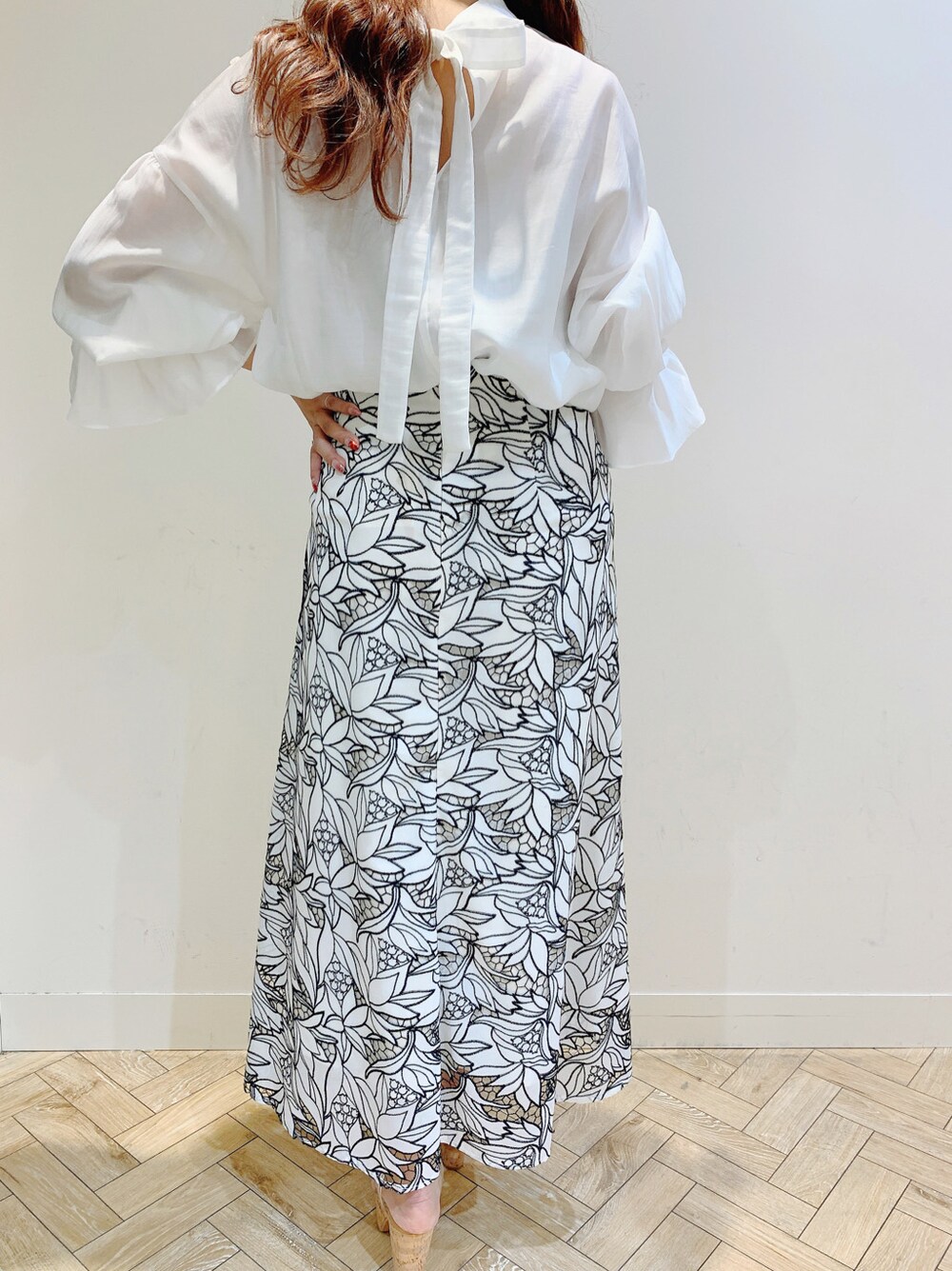 ブラック系のスカート、その他のサンダル、ベージュ系のキャミソールを着用したレディースの春コーディネートの5枚目の写真