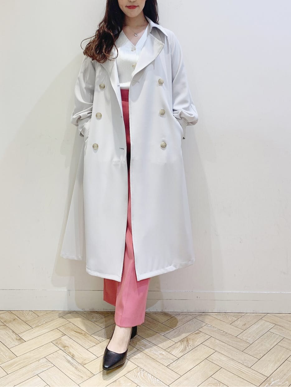 グレー系のトレンチコート、ピンク系のその他パンツ、ホワイト系のカーディガン/ボレロを着用したレディースの春コーディネートの5枚目の写真