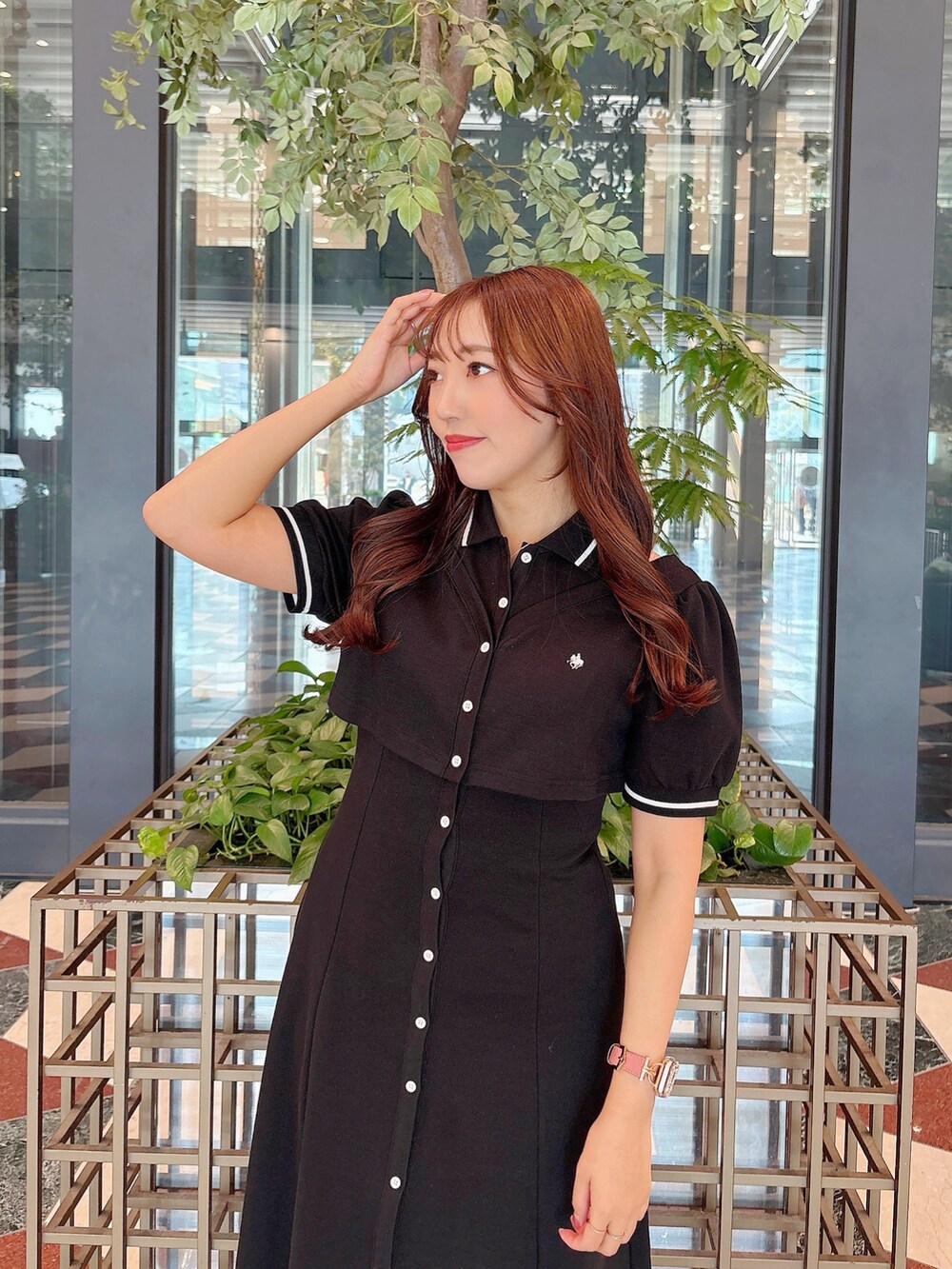 ブラック系のワンピースを着用したレディースの春コーディネートの9枚目の写真