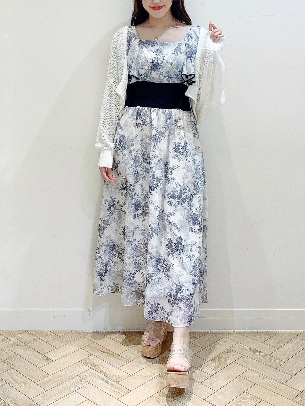 ホワイト系のワンピース、ホワイト系のサンダルを着用したレディースの夏コーディネートの2枚目の写真