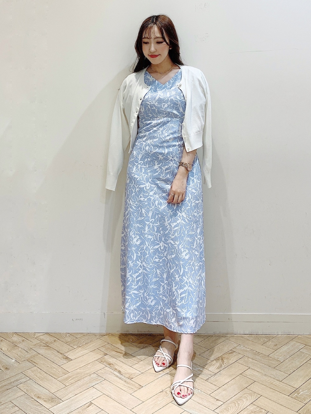 ブルー系のワンピース、ホワイト系のカーディガン/ボレロ、ホワイト系のサンダルを着用したレディースの春コーディネートの8枚目の写真