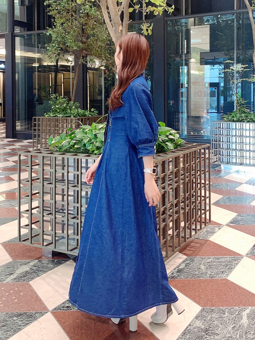 ホワイト系のブーツ、ブルー系のワンピースを着用したレディースの冬コーディネートの5枚目の写真