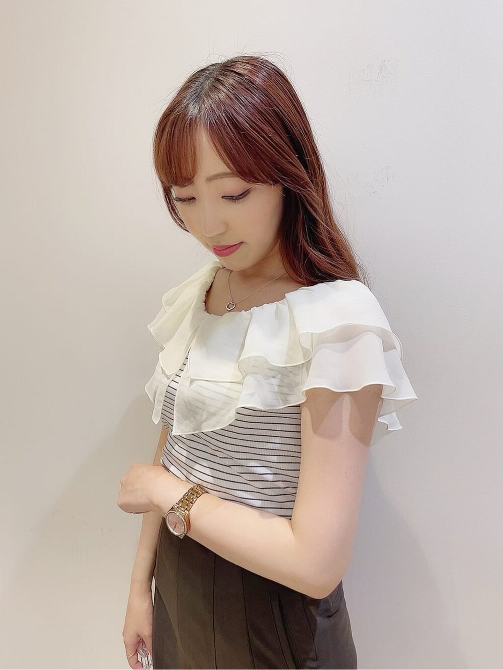 イエロー系のショルダーバッグ、ベージュ系のサンダル、ブラウン系のその他パンツを着用したレディースの夏コーディネートの7枚目の写真