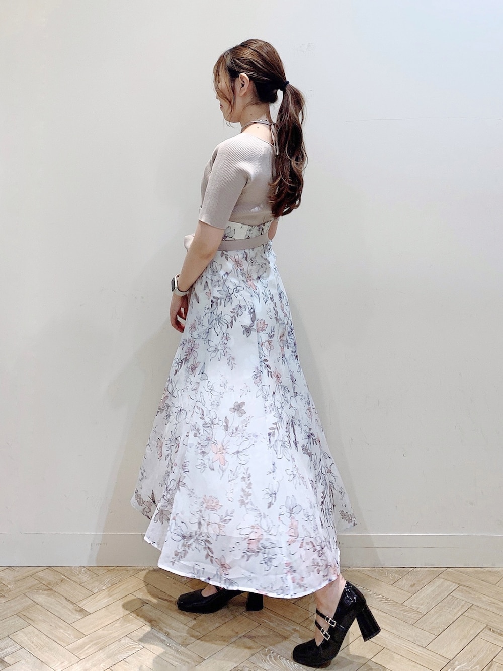 ベージュ系のワンピース、ブラウン系のパンプスを着用したレディースの夏コーディネートの5枚目の写真