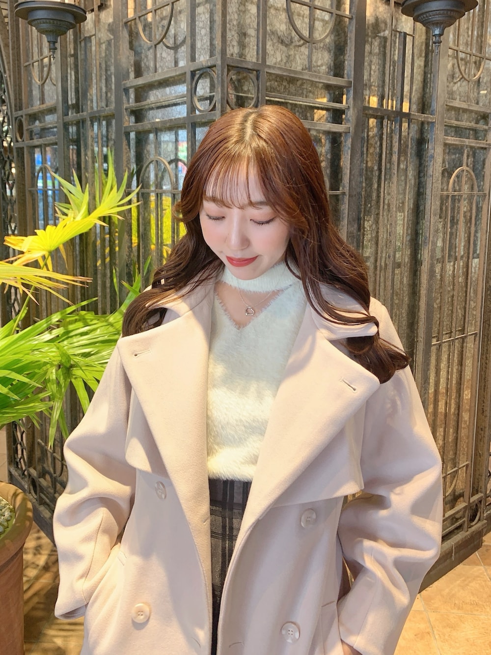 ピンク系のその他アウター、ピンク系のその他アウター、ブラック系のスカートを着用したレディースの冬コーディネートの7枚目の写真