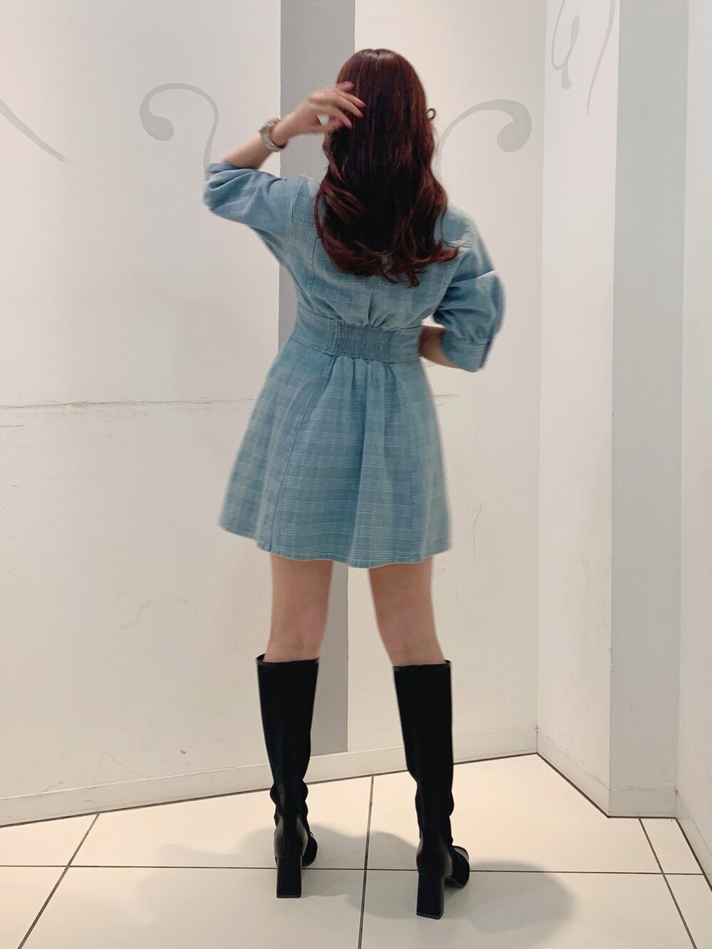 ブルー系のシャツワンピース、ブラック系のブーツを着用したレディースの冬コーディネートの6枚目の写真