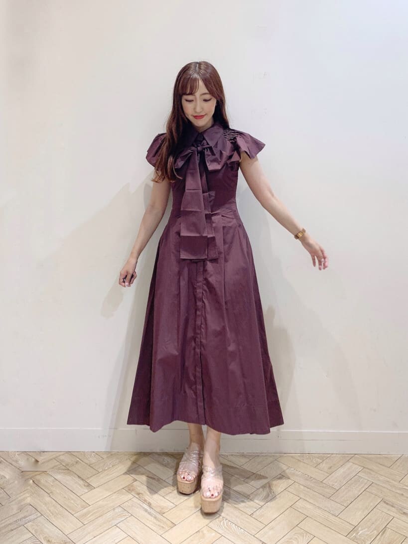 ブラウン系のワンピースを着用したレディースの夏コーディネートの2枚目の写真