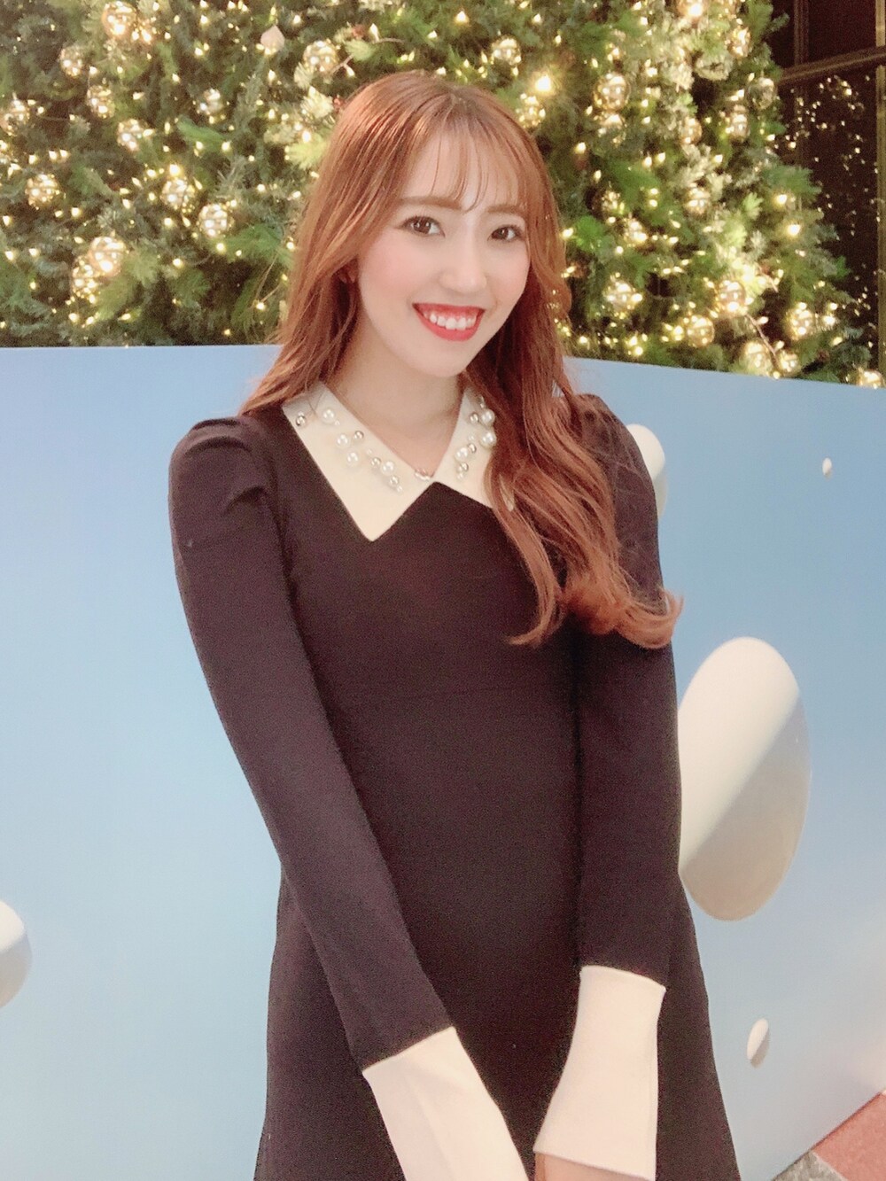 ブラック系のパンプス、ブラック系のワンピース、ベージュ系のその他アウターを着用したレディースの秋コーディネートの6枚目の写真