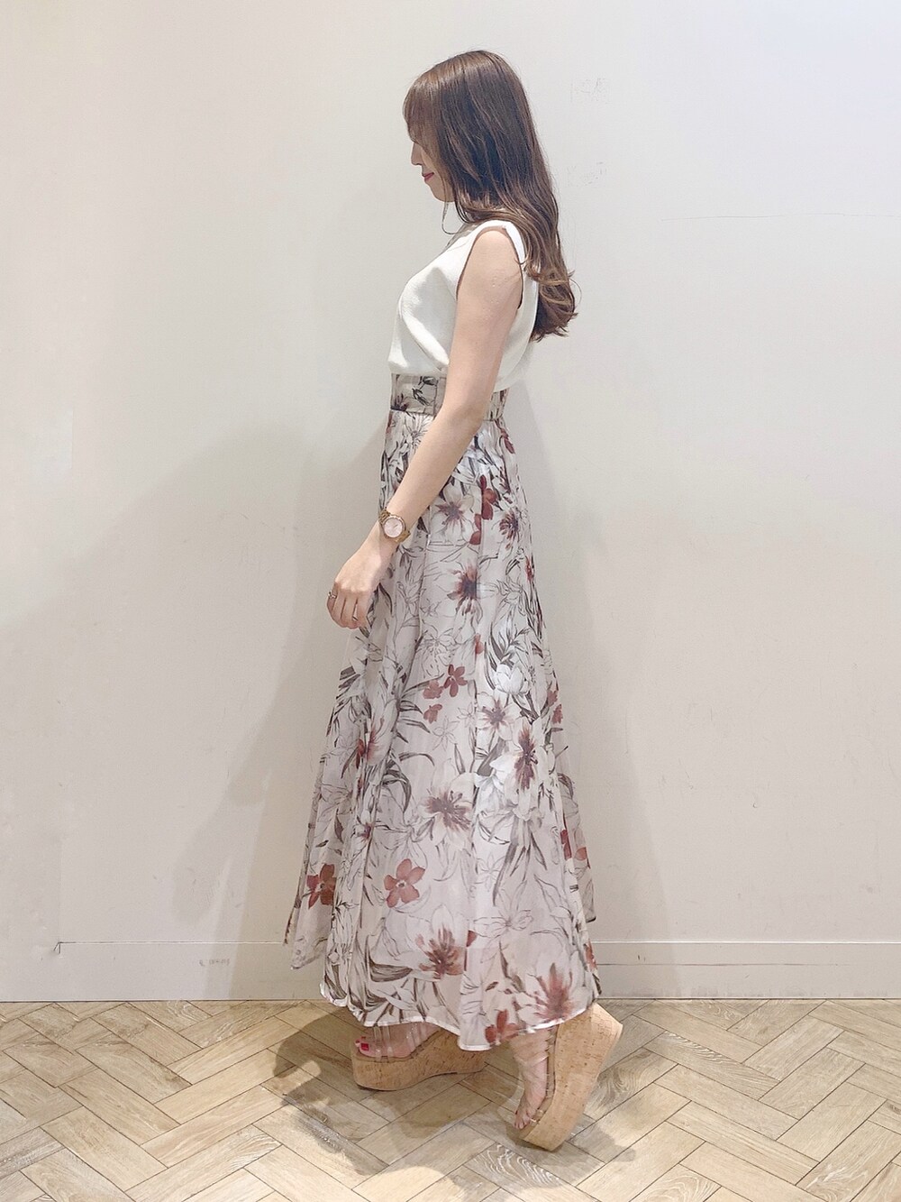 ピンク系のスカート、その他のサンダル、ホワイト系のニット/セーターを着用したレディースの夏コーディネートの5枚目の写真