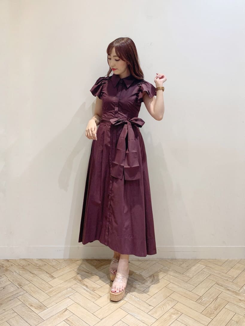 ブラウン系のワンピースを着用したレディースの夏コーディネートの7枚目の写真