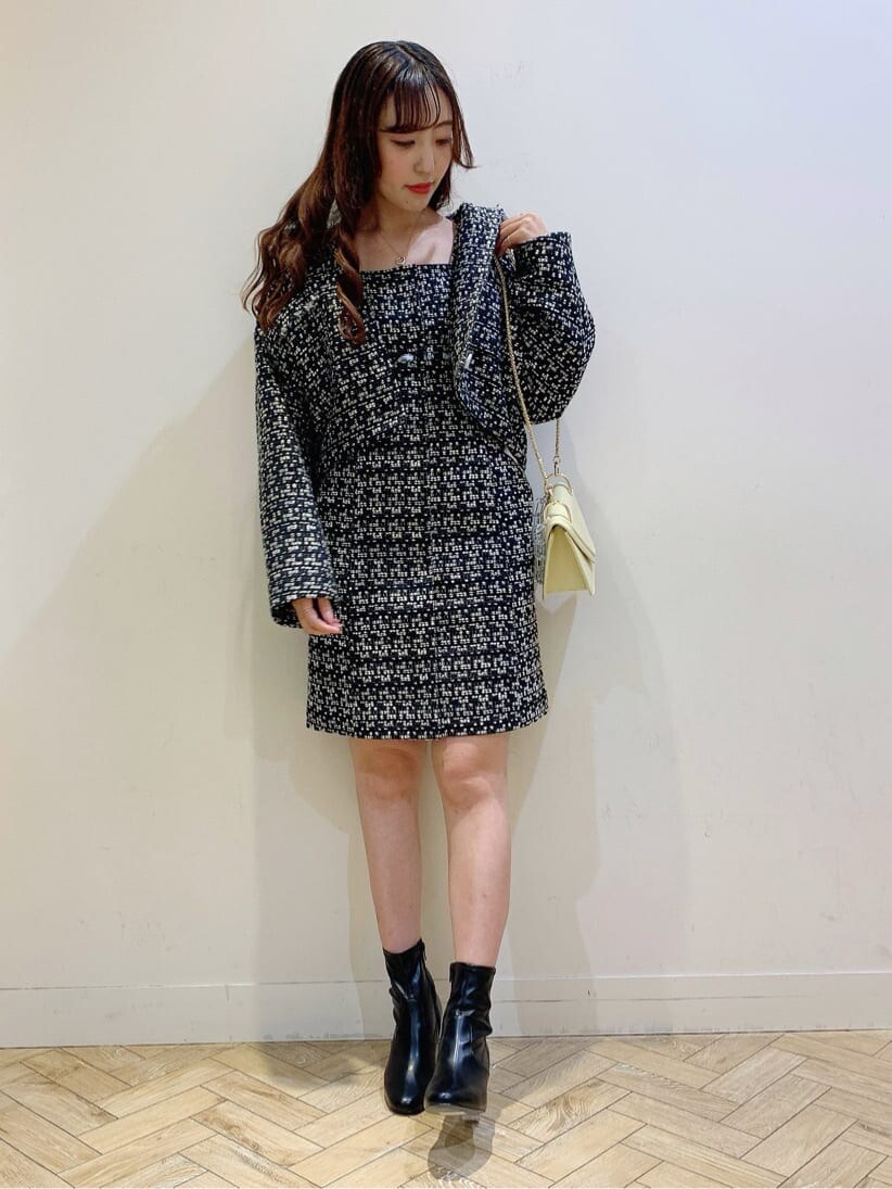 ブラック系のその他シューズ、ブラック系のテーラードジャケット、ブラック系のワンピースを着用したレディースの春コーディネートの2枚目の写真