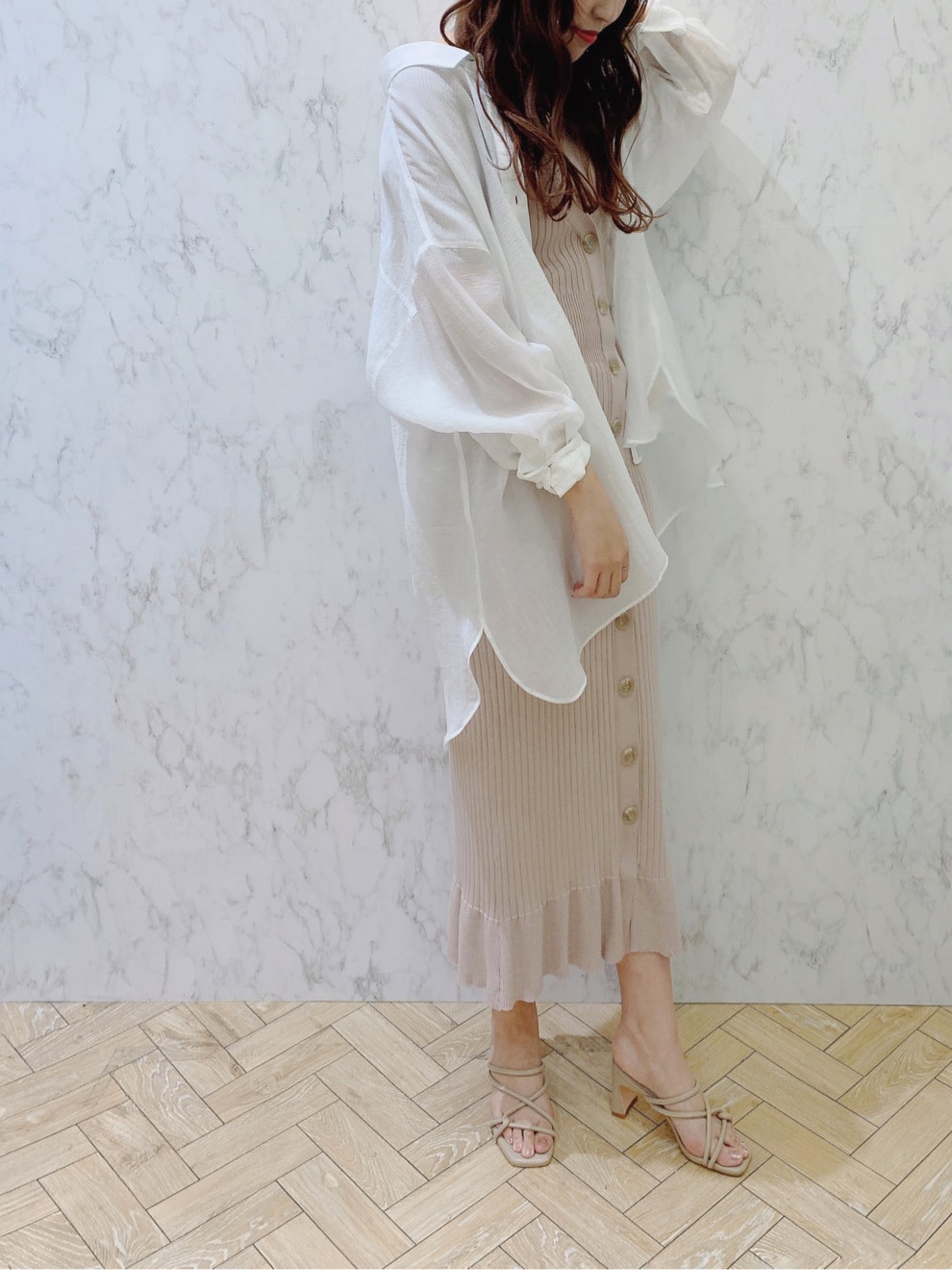 ベージュ系のワンピース、ホワイト系のシャツ/ブラウス、ベージュ系のサンダルを着用したレディースの春コーディネートの4枚目の写真