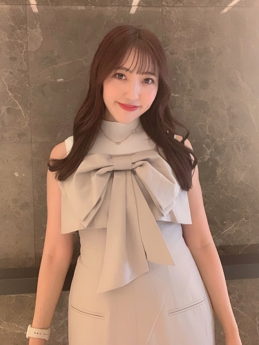 シルバー系のパンプス、ベージュ系のワンピース、ホワイト系のニット/セーターを着用したレディースの夏コーディネートの8枚目の写真