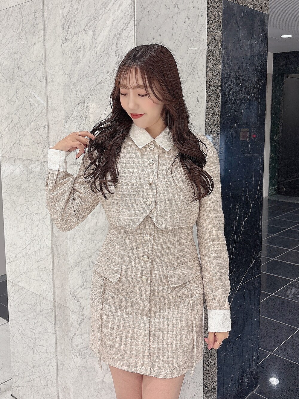 ブラウン系のブーツ、ベージュ系のワンピースを着用したレディースの冬コーディネートの6枚目の写真