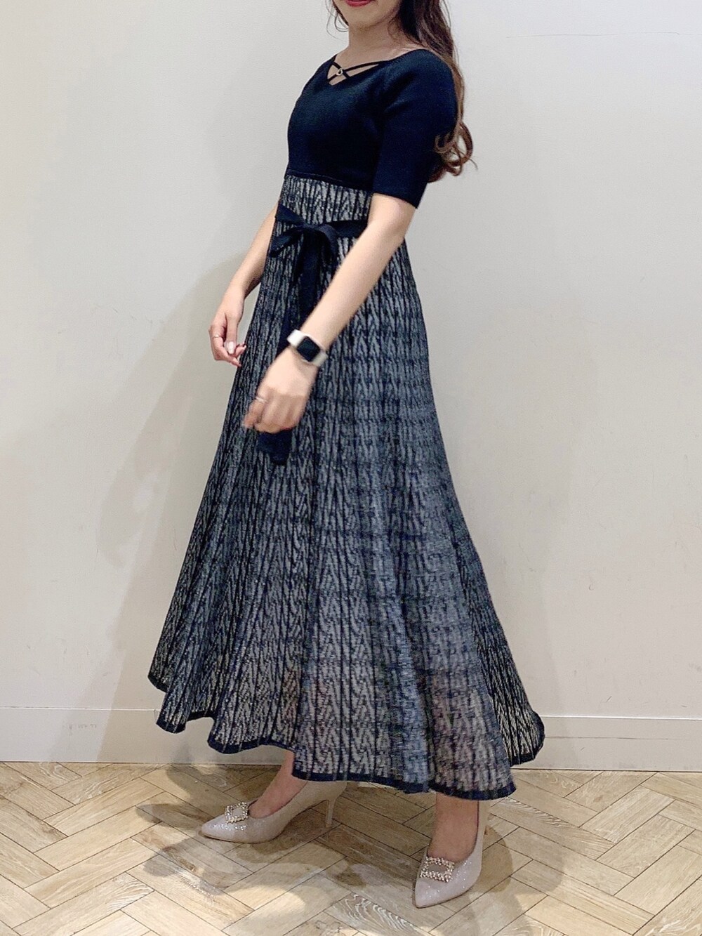 ベージュ系のパンプス、ブラック系のワンピースを着用したレディースの夏コーディネートの3枚目の写真