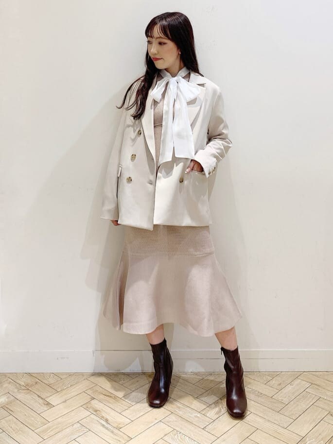 ホワイト系のシャツ/ブラウス、ブラウン系のブーツ、ピンク系のワンピースを着用したレディースの秋コーディネートの3枚目の写真