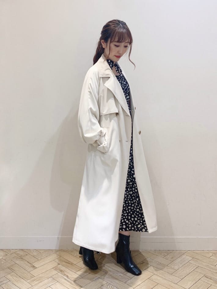 ブラック系のブーツ、ホワイト系のトレンチコート、ホワイト系のトレンチコートを着用したレディースの秋コーディネートの9枚目の写真