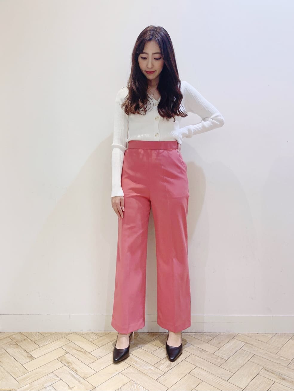 グレー系のトレンチコート、ピンク系のその他パンツ、ホワイト系のカーディガン/ボレロを着用したレディースの春コーディネートの2枚目の写真