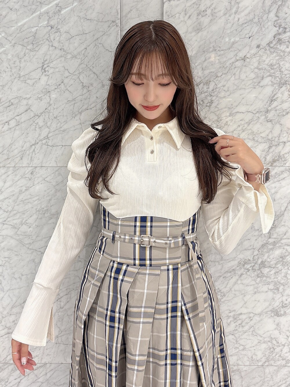 ホワイト系のワンピース、ブラウン系のブーツを着用したレディースの秋コーディネートの5枚目の写真