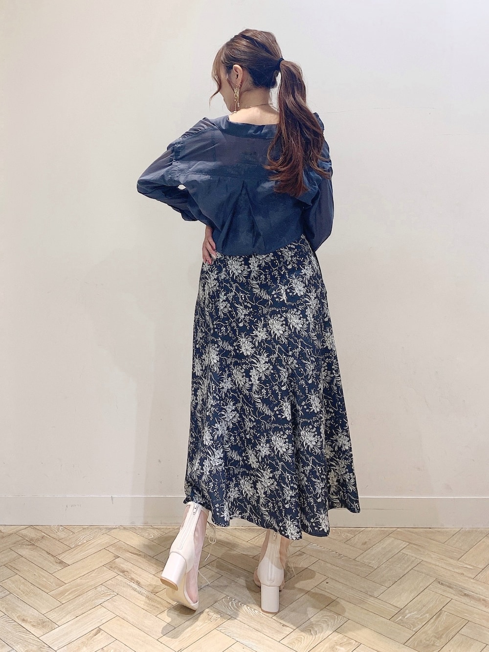 グレー系のワンピース、ホワイト系のブーツを着用したレディースの夏コーディネートの6枚目の写真