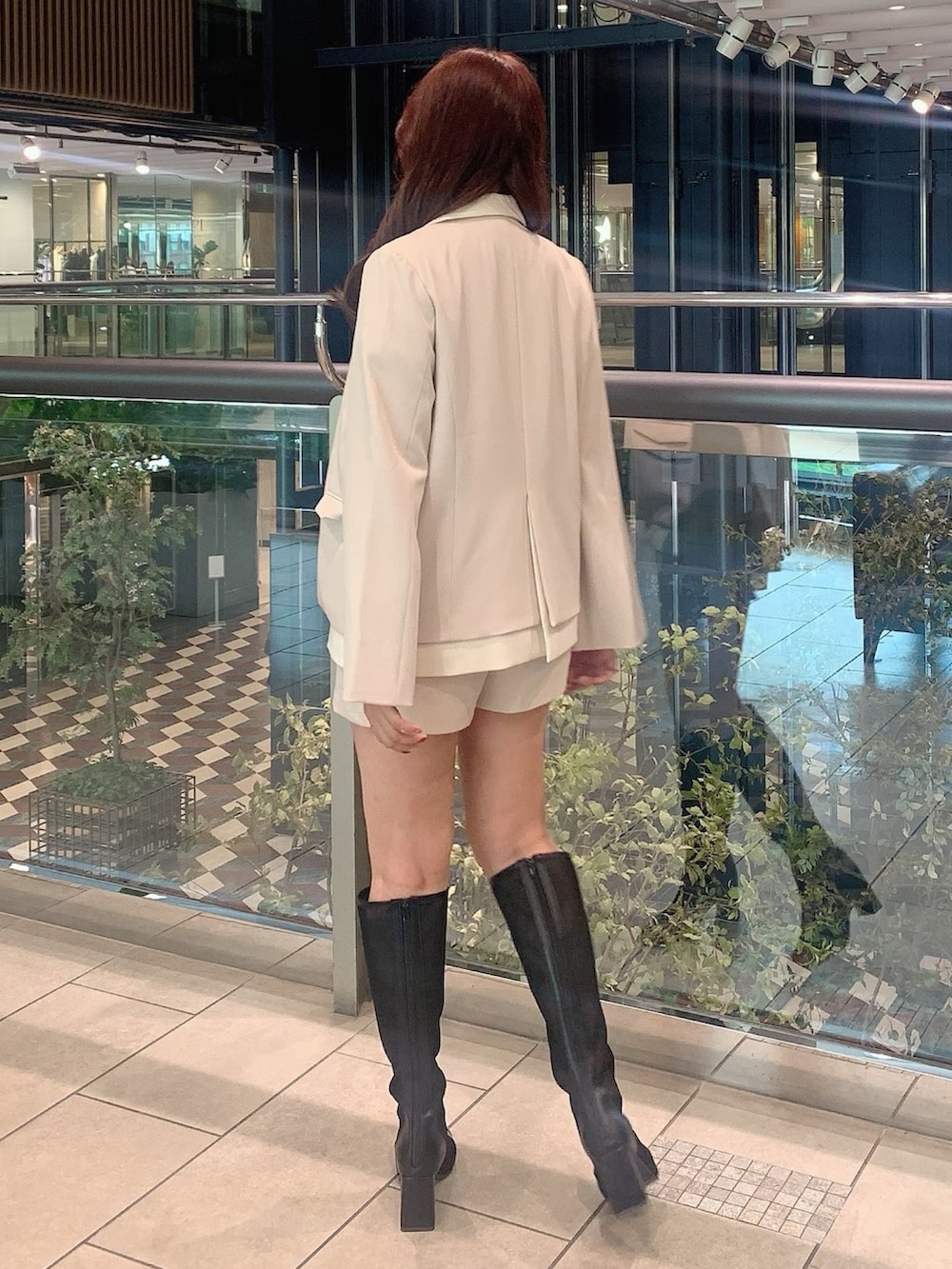 ホワイト系のテーラードジャケット、ホワイト系のその他パンツ、グレー系のシャツ/ブラウスを着用したレディースの秋コーディネートの4枚目の写真