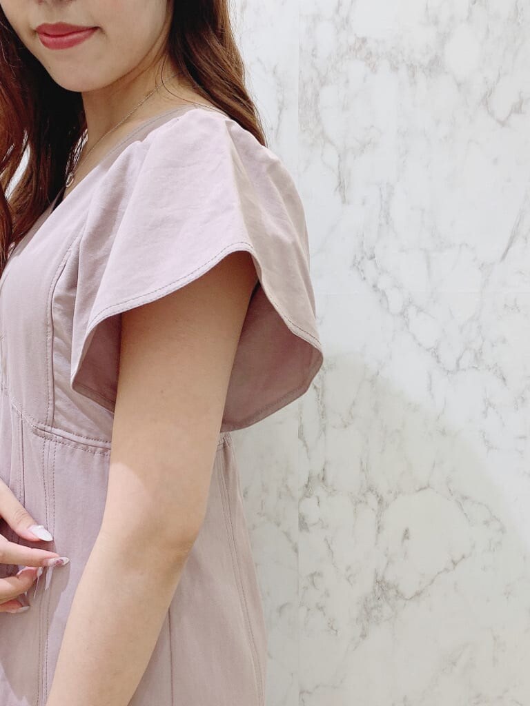 ベージュ系のワンピース、ホワイト系のサンダル、ホワイト系のハンドバッグを着用したレディースの夏コーディネートの6枚目の写真