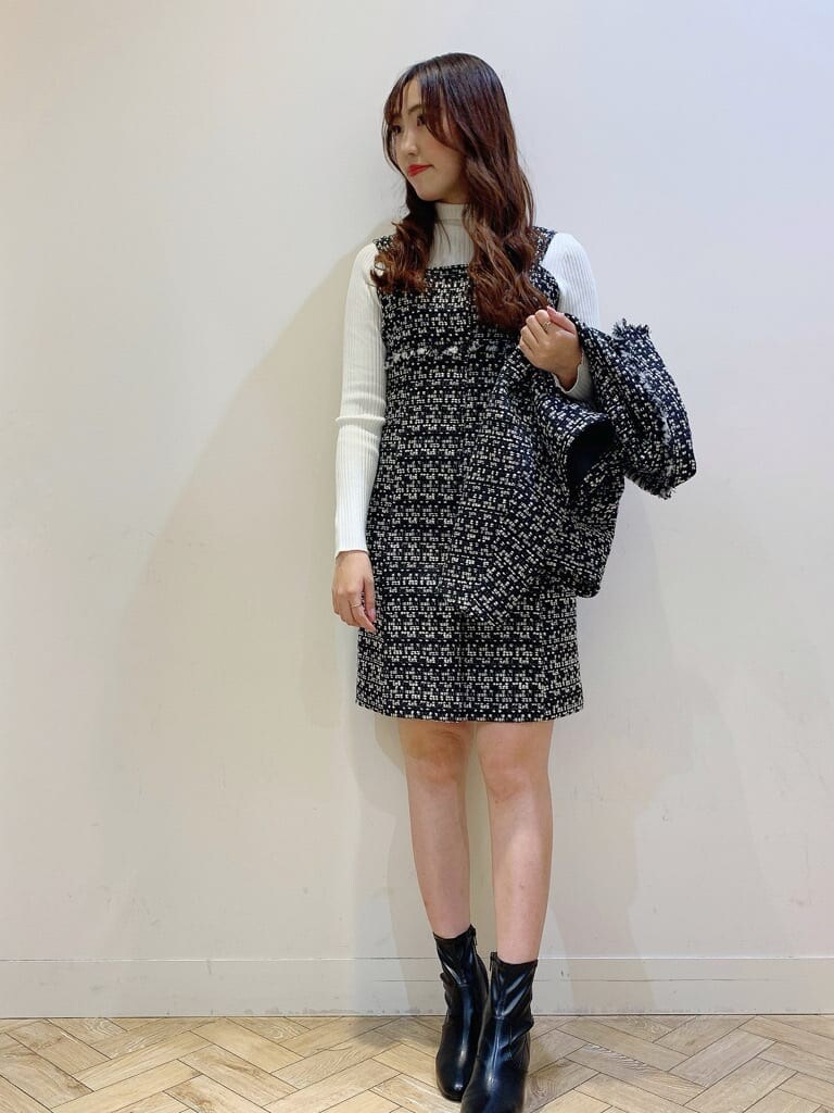 ブラック系のその他シューズ、ブラック系のテーラードジャケット、ブラック系のワンピースを着用したレディースの春コーディネートの4枚目の写真