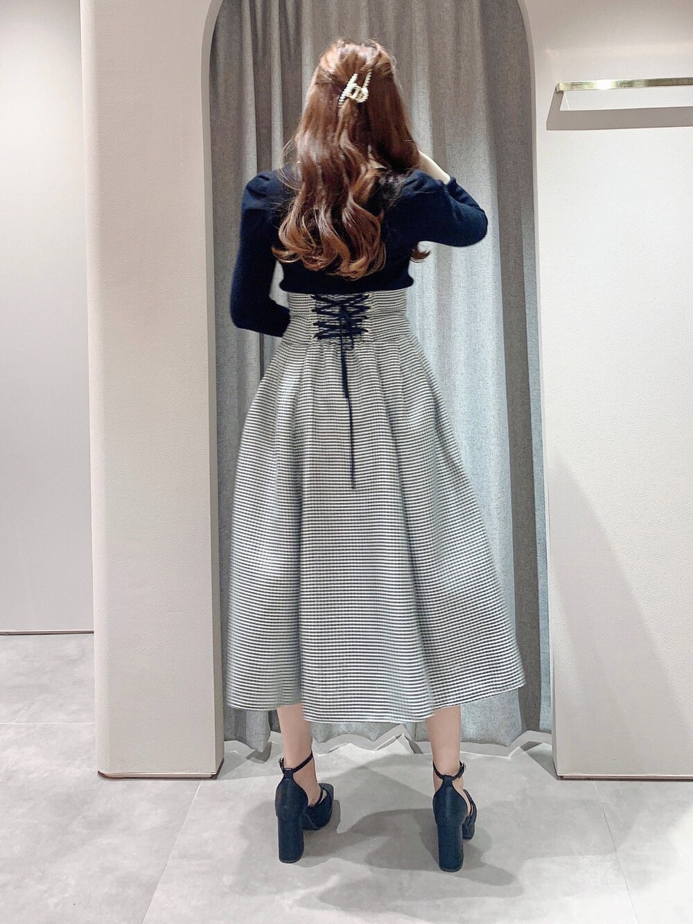 その他のスカート、その他のニット/セーター、ブラック系のパンプスを着用したレディースの秋コーディネートの6枚目の写真