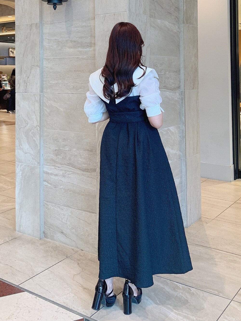 ブラック系のパンプス、ブラック系のワンピースを着用したレディースの秋コーディネートの4枚目の写真