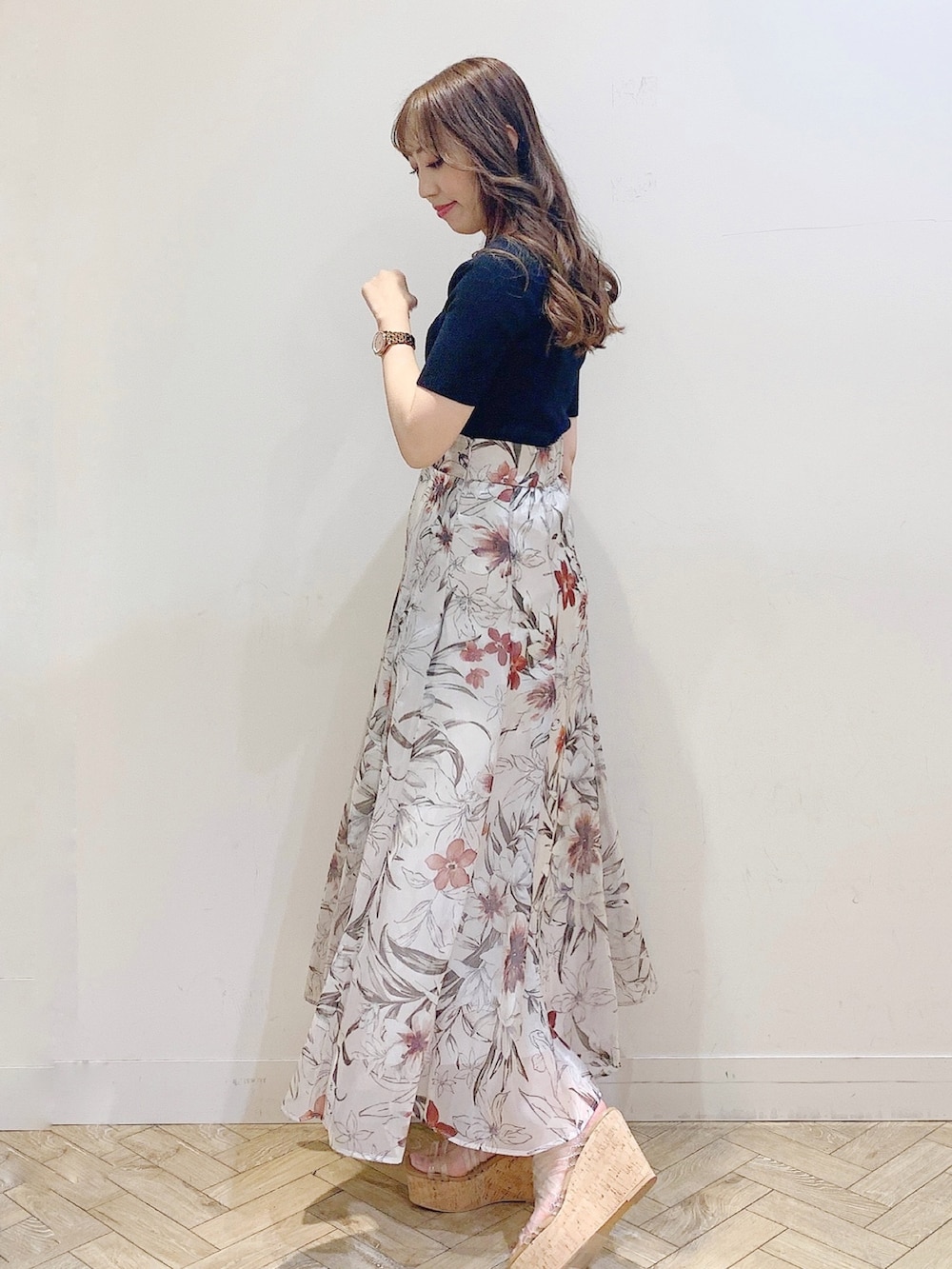 ピンク系のスカート、ブラック系のニット/セーター、その他のサンダルを着用したレディースの春コーディネートの5枚目の写真