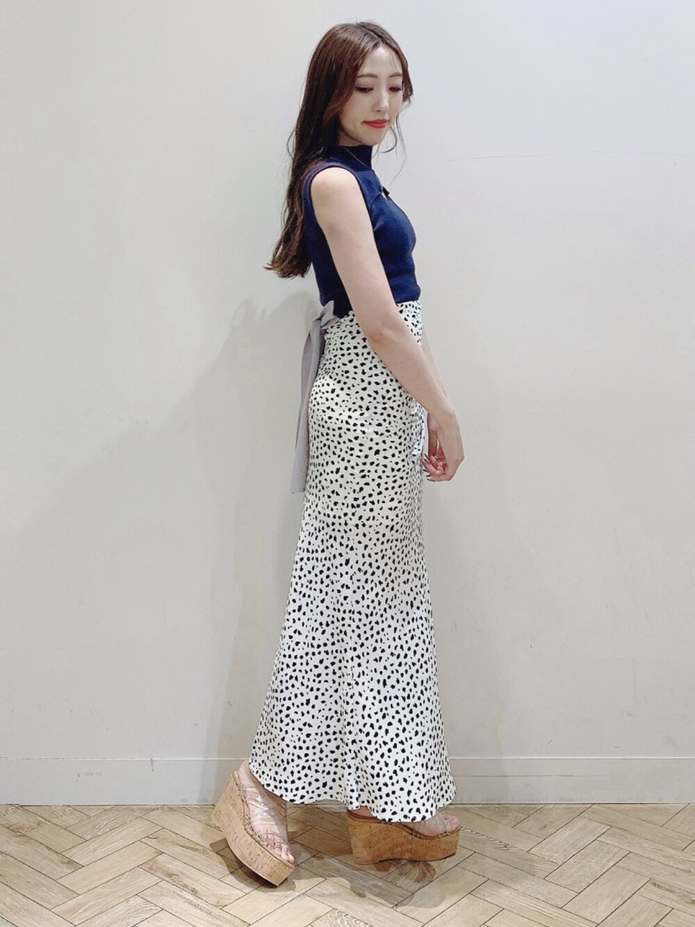 その他のスカート、グレー系のニット/セーター、その他のサンダルを着用したレディースの夏コーディネートの5枚目の写真