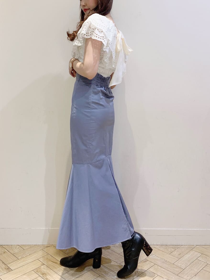 ホワイト系のシャツ/ブラウス、ブルー系のスカートを着用したレディースの冬コーディネートの5枚目の写真